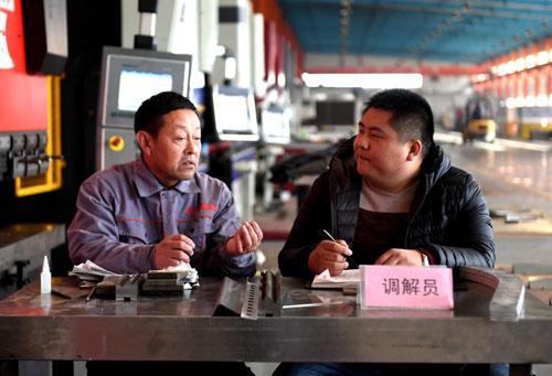 一位调解员(右)在车间内调解纠纷-王晓-摄调解,作为一种主要通过说服